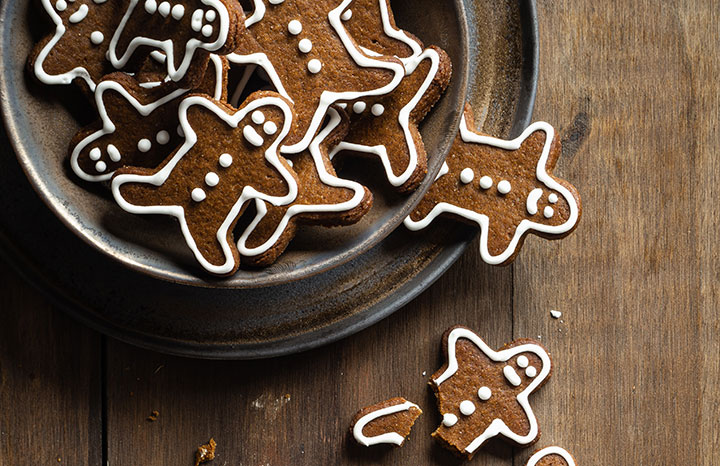 A pile of gingerbread men spilling out of a bowl