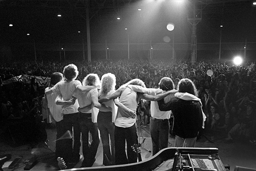 Denny Tedesco and band end a live show