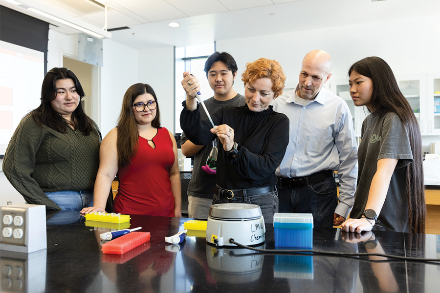 Seaver Prof David Moffet with students and MSMU Prof. Luiza Nogaj in lab