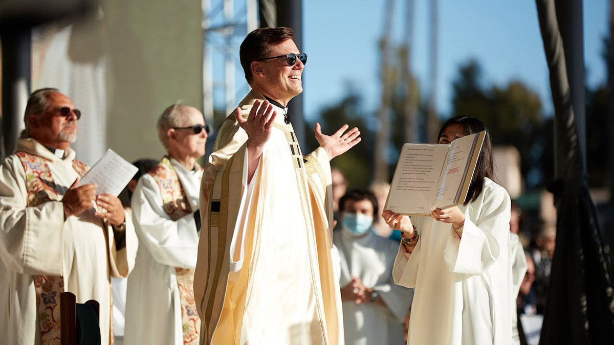 Marc Reeves SJ delivering the Commencement Mass homily