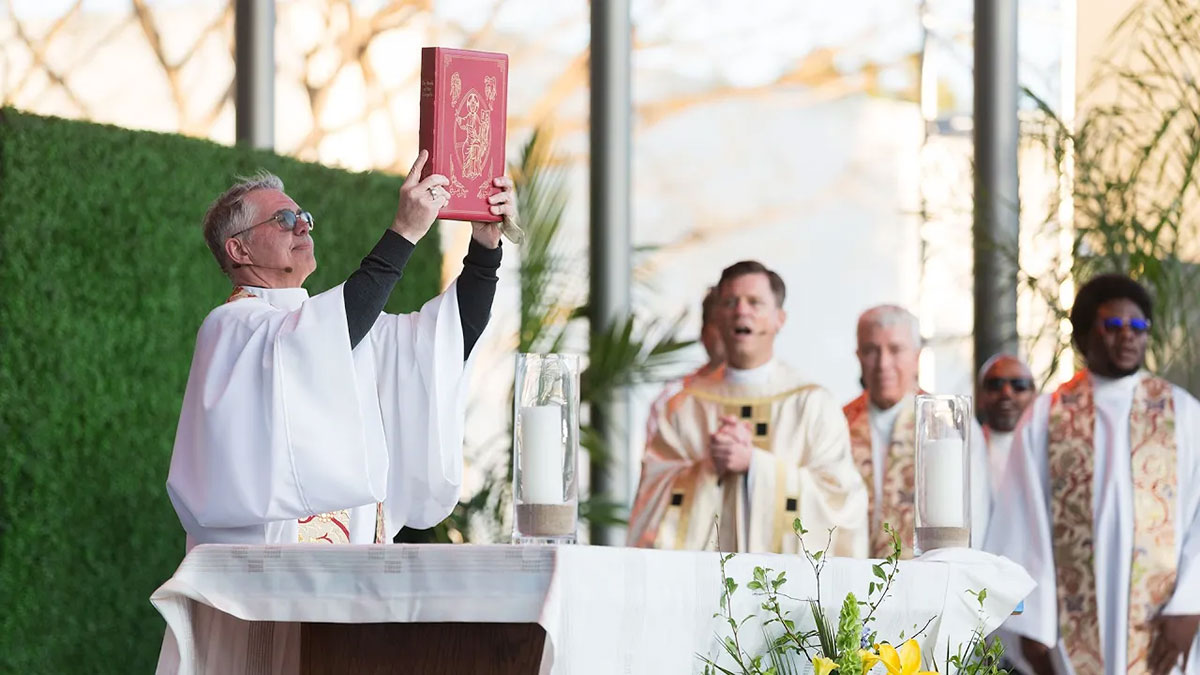 Father Jose Ignacio Badenes SJ delivering the commencement mass homily