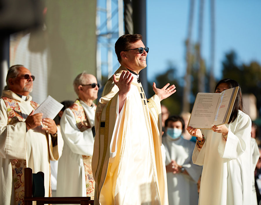 Fr. Marc Reeves presides over commencement mass 2022