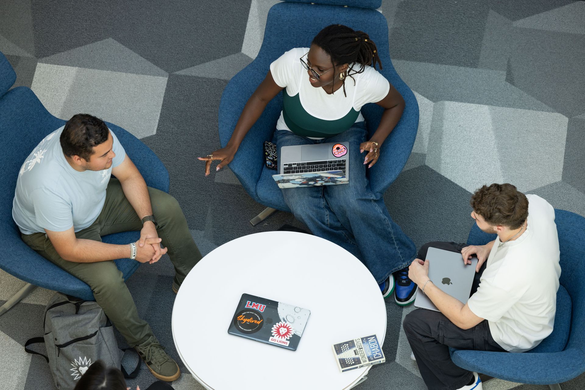 3_students_sitting_VDA